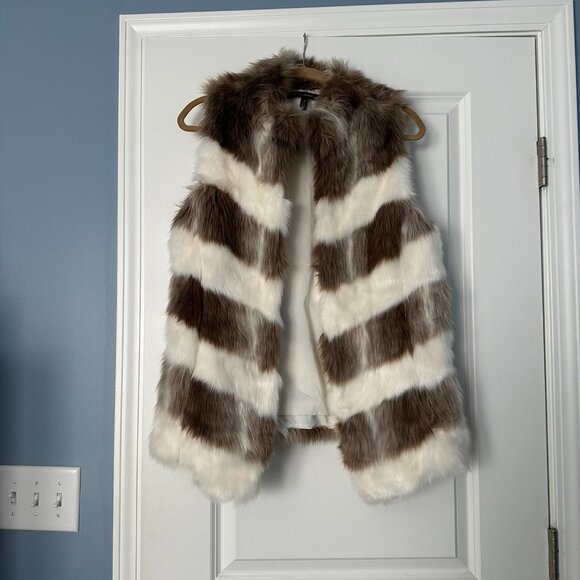 WHBM Faux Fur Chevron Vest w/ Hook and Eye Closure Size M EUC - Picture 1 of 11